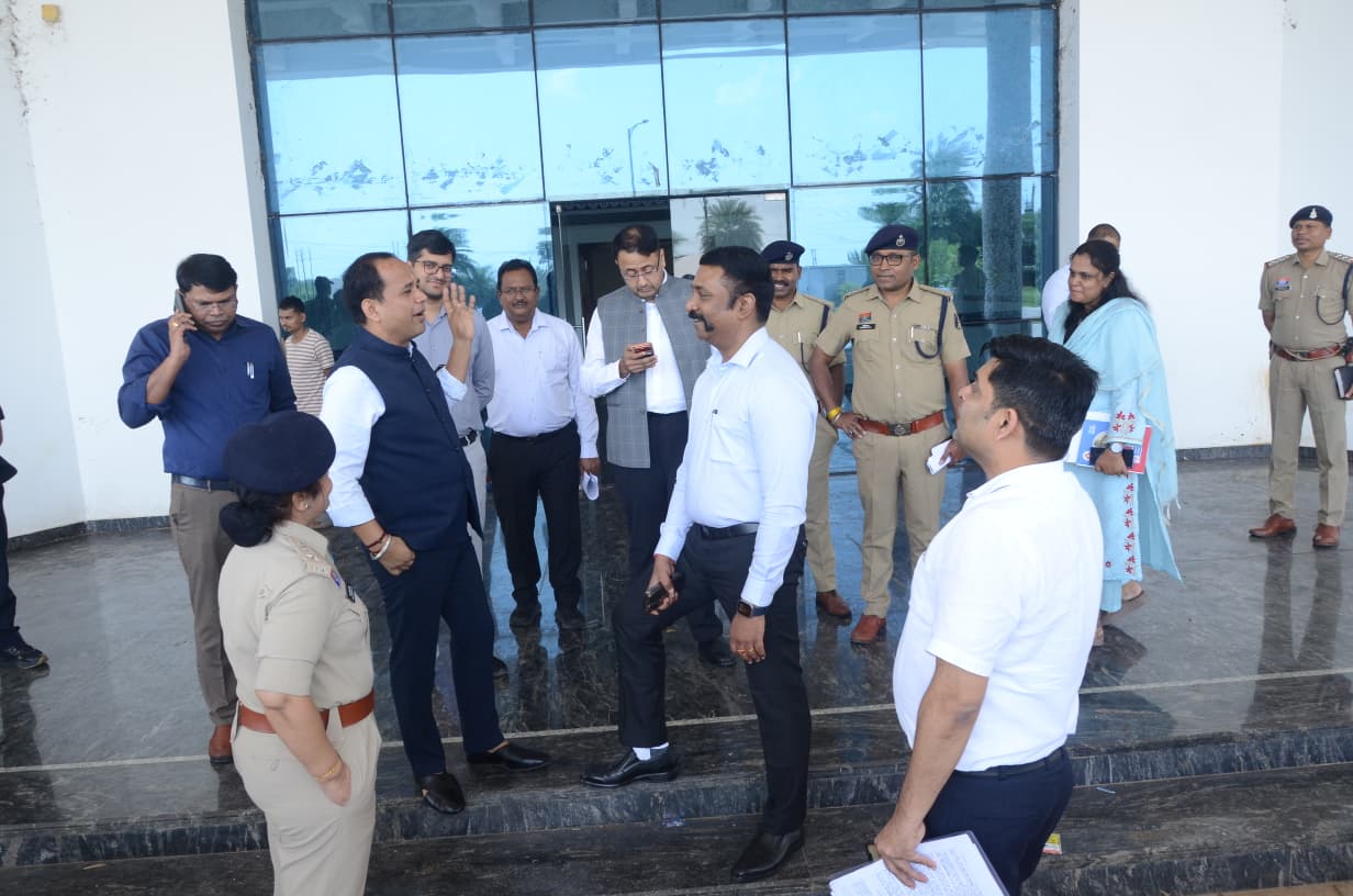 नवा रायपुर राज्योत्सव स्थल पर व्यवस्थाओं की समीक्षा करते अधिकारी