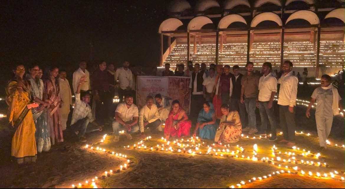 सोनहत के मिनी स्टेडियम में ‘आशीर्वाद का दीया’ कार्यक्रम के दौरान 11,901 दीपों का सामूहिक प्रज्वलन।