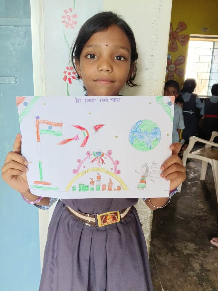 कोरिया में मेरे सपनों का भारत चित्र सेवा के तहत चित्रकला प्रतियोगिता में विद्यार्थी