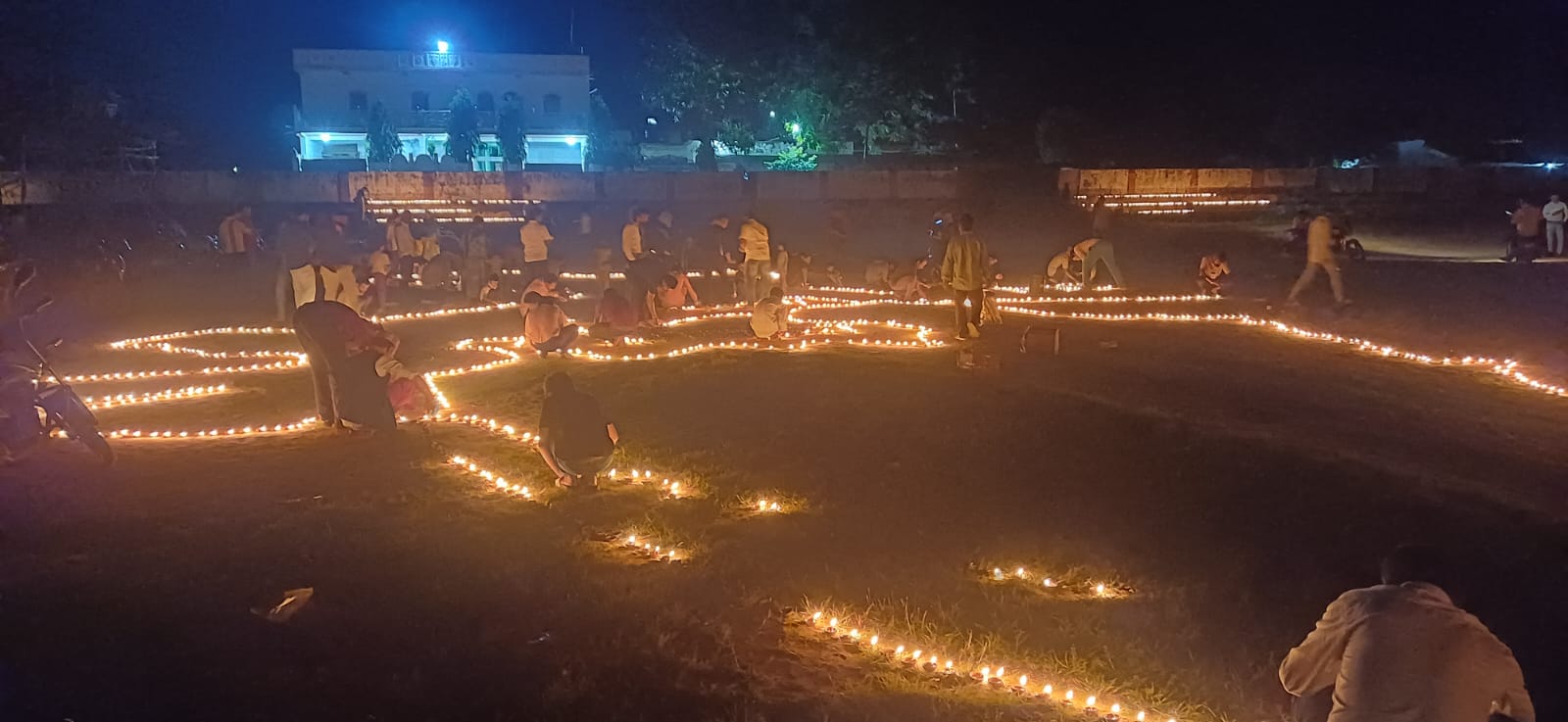 सोनहत के मिनी स्टेडियम में ‘आशीर्वाद का दीया’ कार्यक्रम के दौरान 11,901 दीपों का सामूहिक प्रज्वलन।