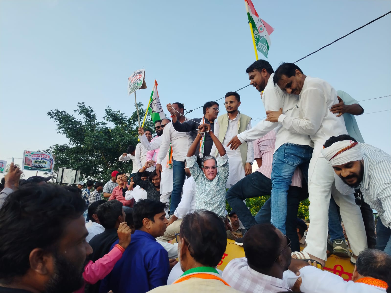 मनेन्द्रगढ़ में कांग्रेस कार्यकर्ताओं ने पुतला दहन किया