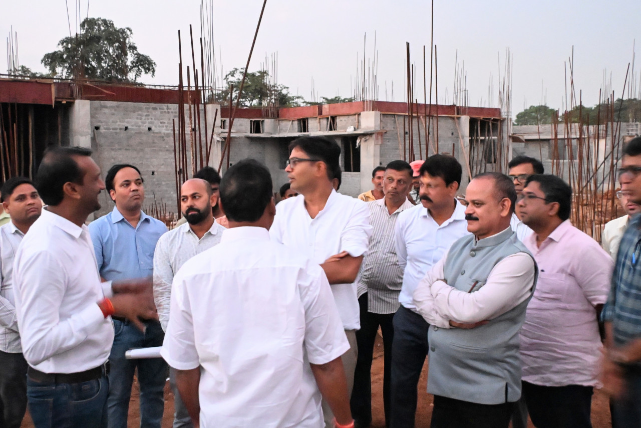 सरिया में निर्माणाधीन 100 बिस्तरीय अस्पताल का निरीक्षण