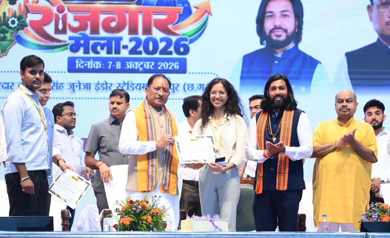 मुख्यमंत्री विष्णु देव साय चयनित युवाओं को ऑफर लेटर प्रदान करते हु