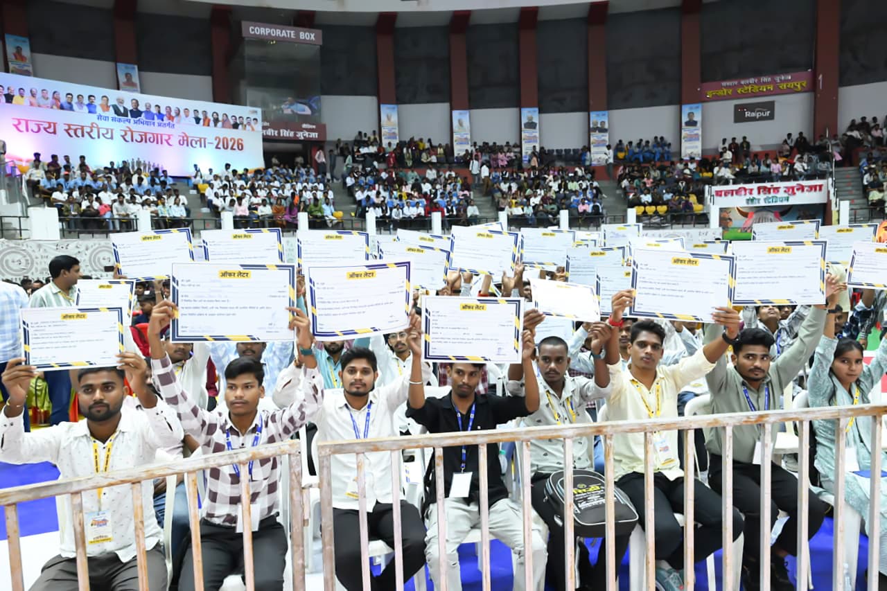 रायपुर रोजगार मेले में रोजगार के अवसर तलाशते युवा