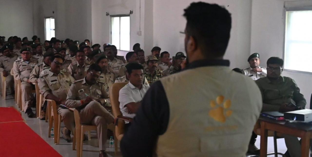 बस्तर में वन्यजीव संरक्षण प्रशिक्षण के दौरान बाघ की निगरानी से जुड़ी जानकारी लेते वनकर्मी