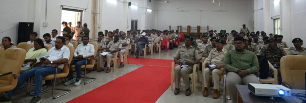 बस्तर में संभाग स्तरीय टाइगर प्रोटेक्शन कार्यशाला में वनकर्मियों का प्रशिक्षण