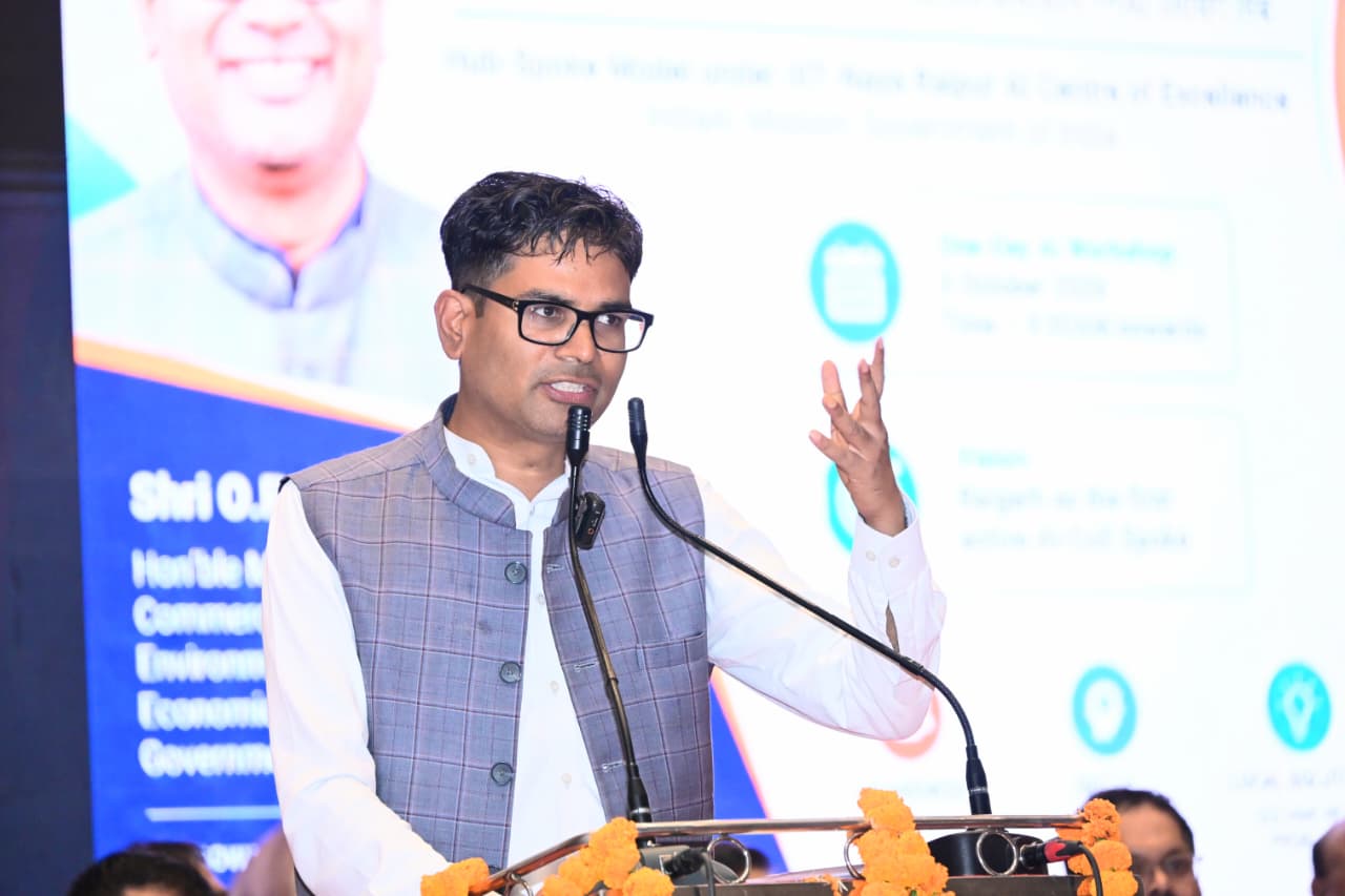 रायगढ़ में एआई कार्यशाला के दौरान प्रतिभागियों को संबोधित करते विशेषज्ञ