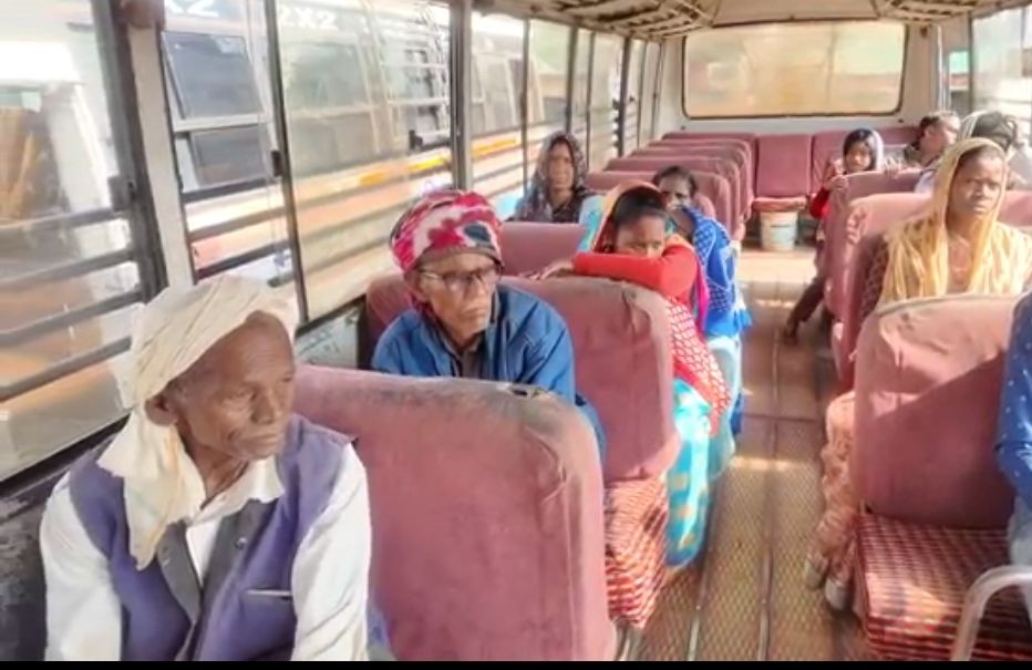 एमसीबी के ग्रामीण मार्ग पर मुख्यमंत्री ग्रामीण बस योजना की बस