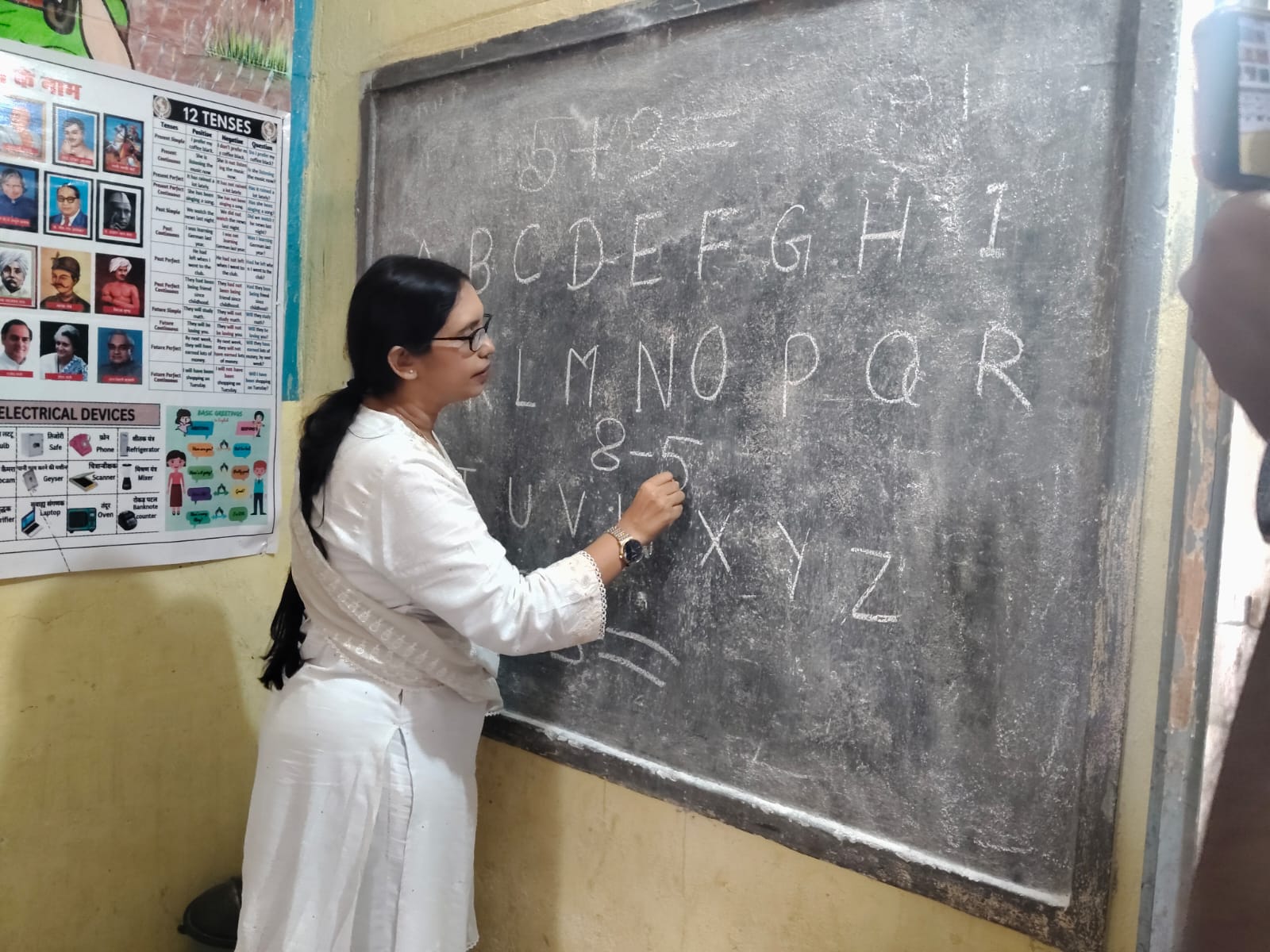 छात्रावास के बच्चों से बातचीत करतीं कलेक्टर रोक्तिमा यादव