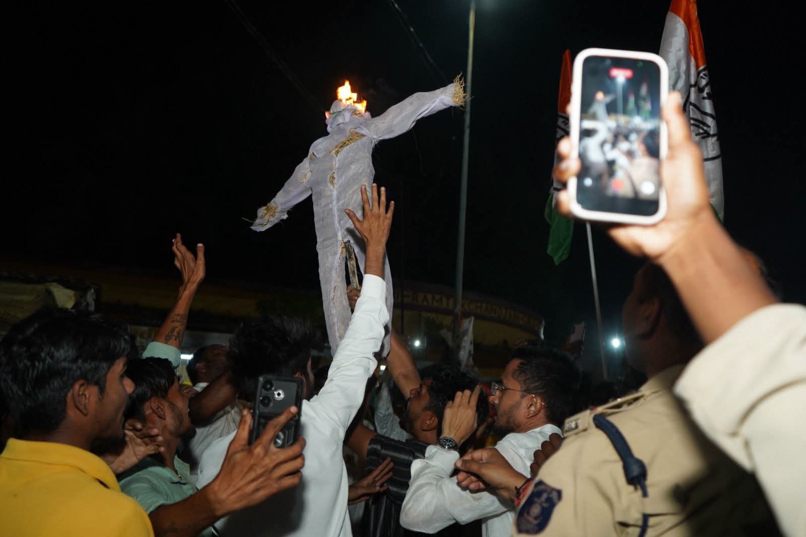 मनेंद्रगढ़ में कांग्रेस कार्यकर्ताओं द्वारा मुख्य निर्वाचन आयुक्त ज्ञानेश कुमार का पुतला दहन