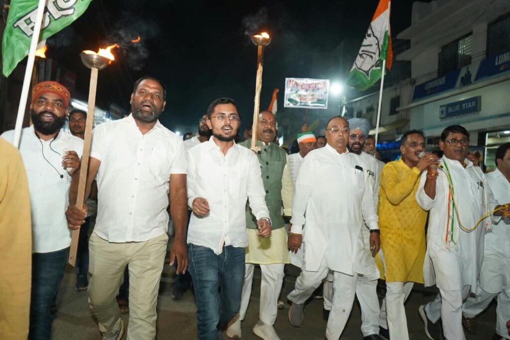 मनेंद्रगढ़ में लोकतंत्र बचाओ अभियान के तहत कांग्रेस की मशाल यात्रा