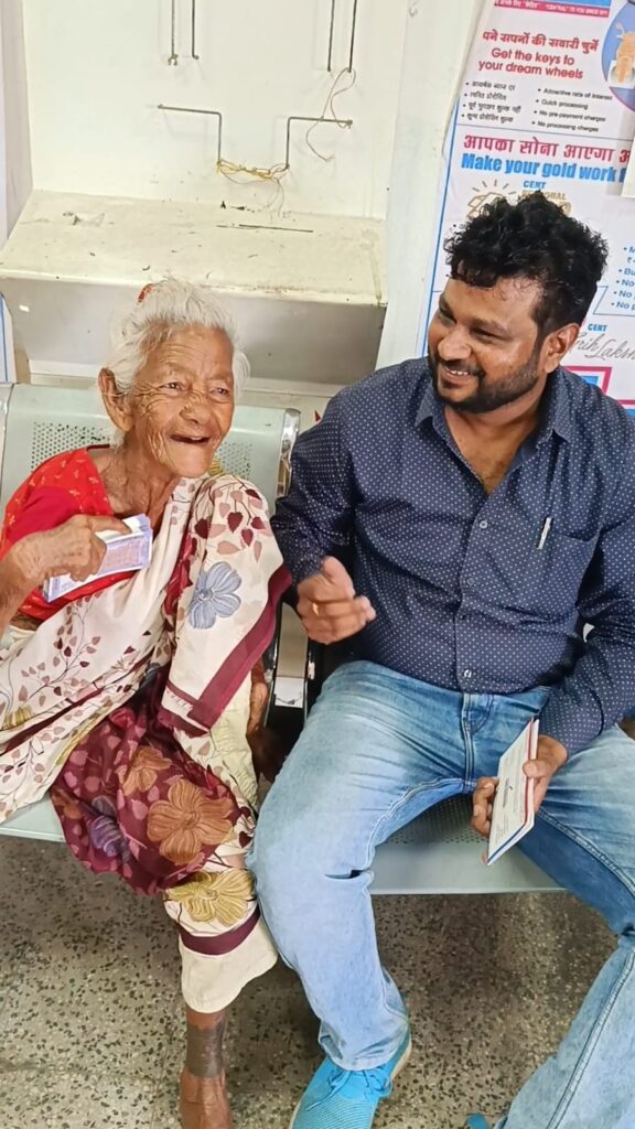 चिरमिरी के आमनाला निवासी 90 वर्षीय बसमतिया की लंबित वृद्धावस्था पेंशन से जुड़ी खबर