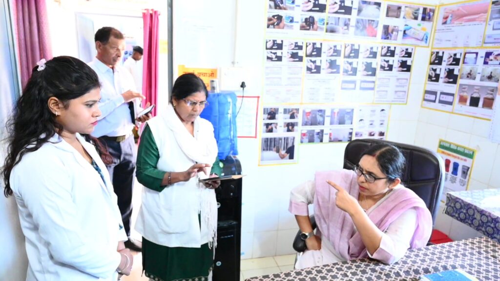 कोरिया कलेक्टर रोक्तिमा यादव द्वारा स्वास्थ्य केंद्रों का निरीक्षण