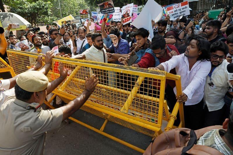 दिल्ली में मुख्य चुनाव आयुक्त और SIR विवाद को लेकर विरोध प्रदर्शन